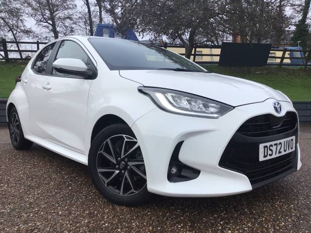 Toyota Yaris 1.5 Hybrid Design 5dr CVT Hatchback Petrol / Electric Hybrid White