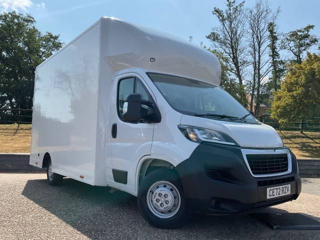 Peugeot Boxer 2.2 BlueHDi Low floor Luton 140ps Luton Van Diesel White